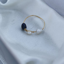 Load image into Gallery viewer, Black and white freshwater pearls ring