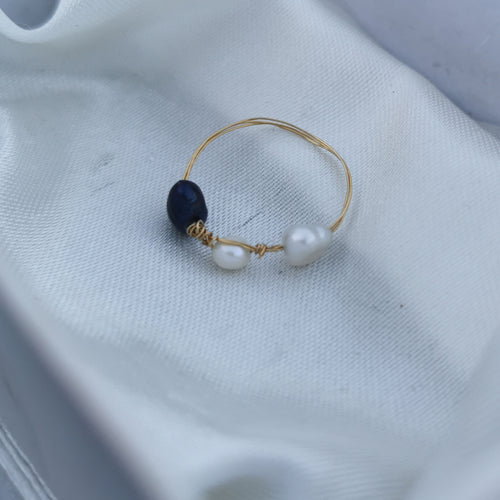 Black and white freshwater pearls ring