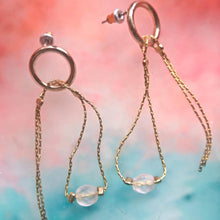 Load image into Gallery viewer, Stud earrings with pendant chains and pink beads Camifolla background