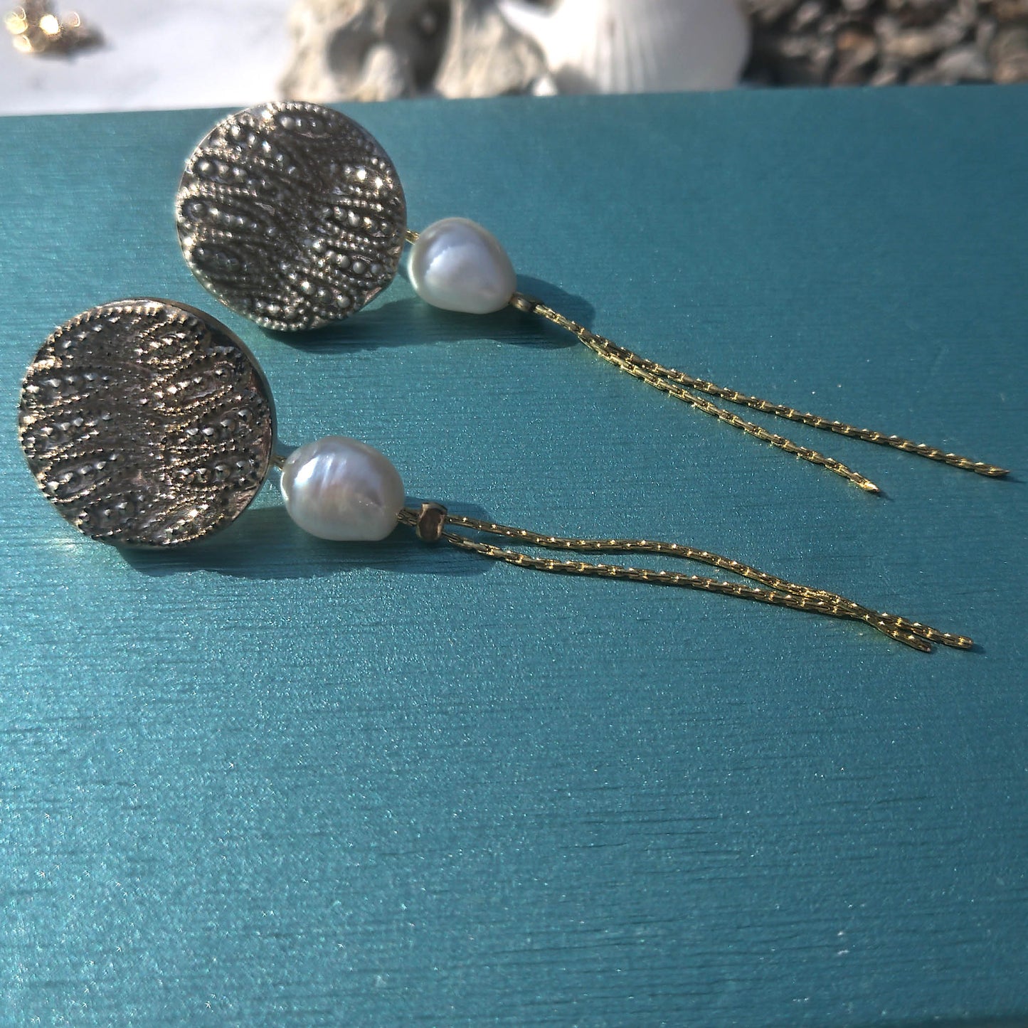 Gold textured stud wave shape with freshwater pearl and chain detail