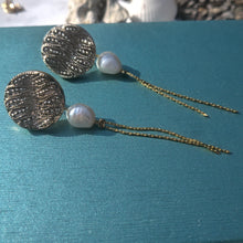 Load image into Gallery viewer, Gold textured stud wave shape with freshwater pearl and chain detail