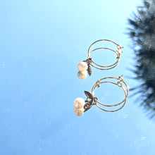 Load image into Gallery viewer, FAshion metal hoop with pearl and leaf detail