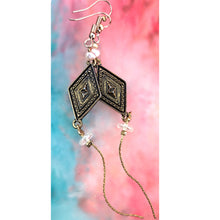 Load image into Gallery viewer, Kite earrings Camifolla background