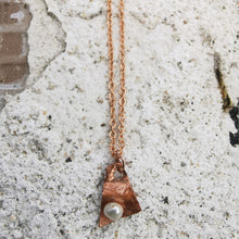 Load image into Gallery viewer, Small pearl copper pendant on rose gold plated chain