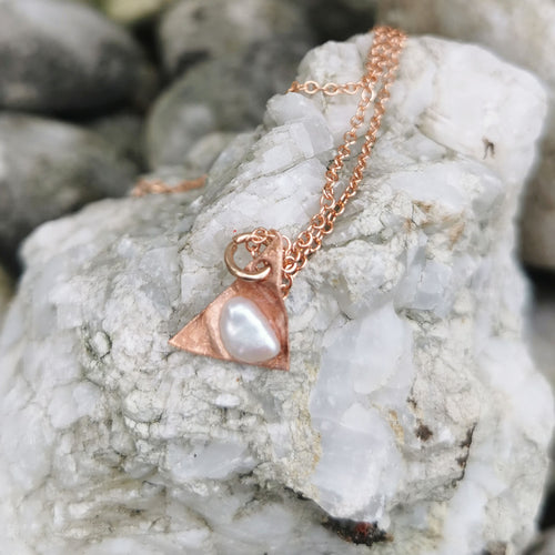 Copper pendant necklace with large freshwater pearl detail