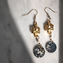 Load image into Gallery viewer, Cosmic Coin, freshwater pearls and crown details Queen Anne Earrings Camifolla