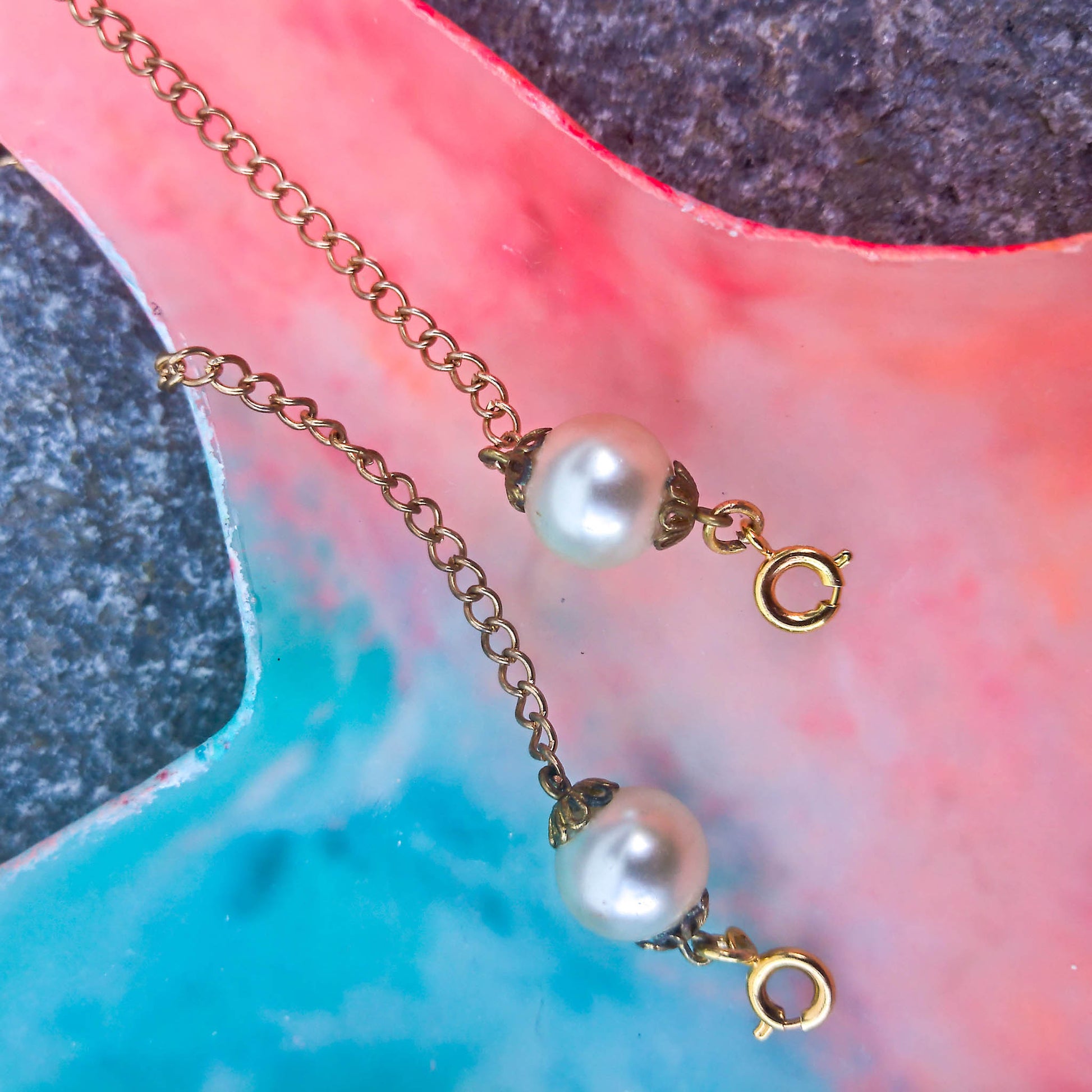 Detail pearl and chains of ball and chain