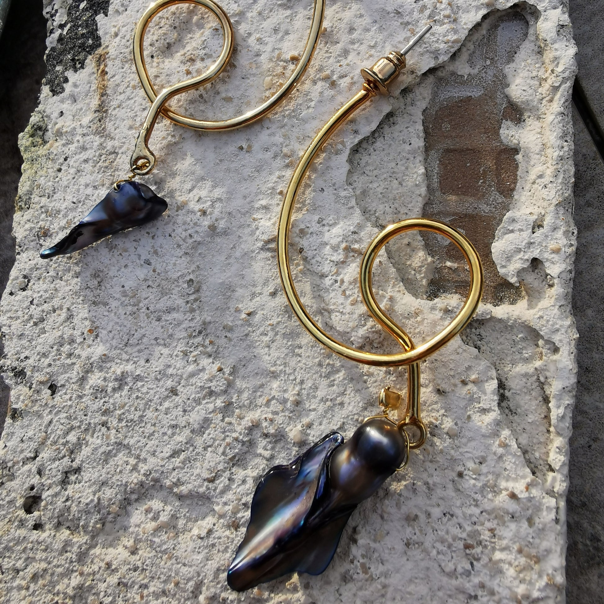 Blue kishi pearl with musical style dangle