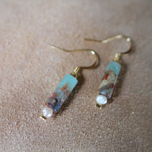 Load image into Gallery viewer, Frida earrings flat gold plated hooks freshwater pearls
