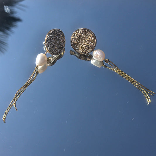 Stud earring with dangle freshwater pearl chain detail