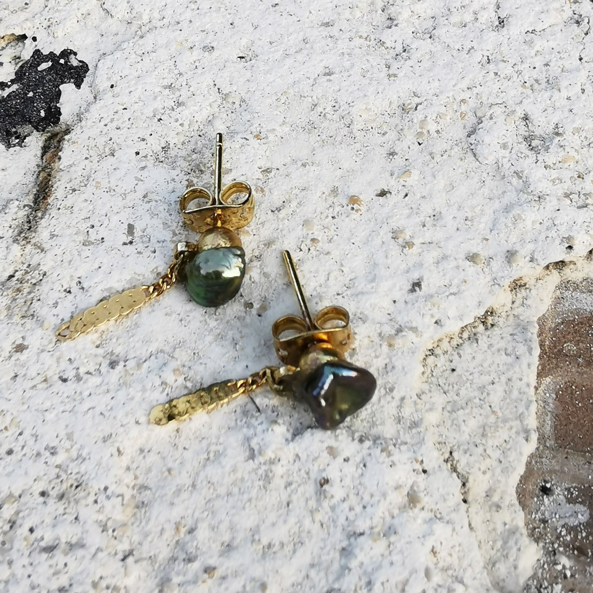 Green Freshwater pearl small stud earrings