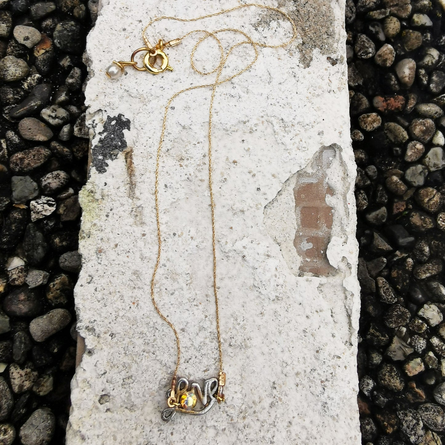 Love choker necklace with boheme pearl  closure detail