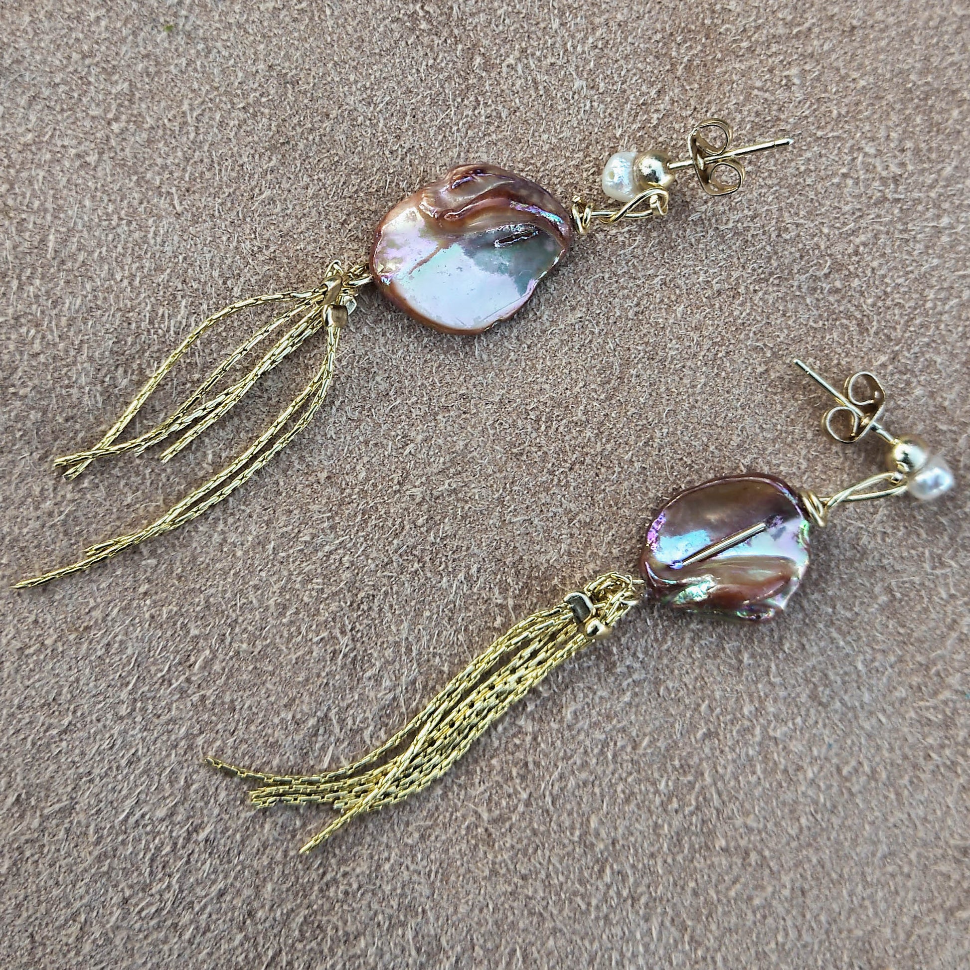 Tassle earrings with orange keshi and freshwater pearls details. 