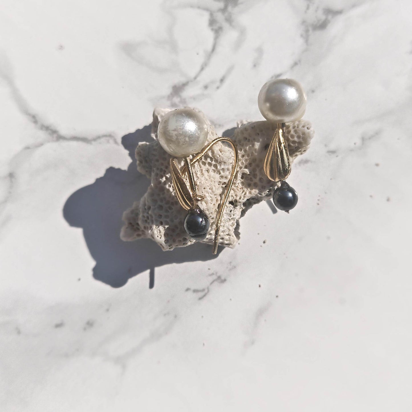 Camifolla Mini signature earrings black and white earrings with coral