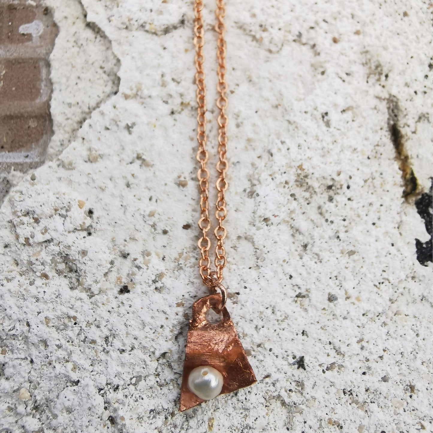 Small pearl copper pendant on rose gold plated chain