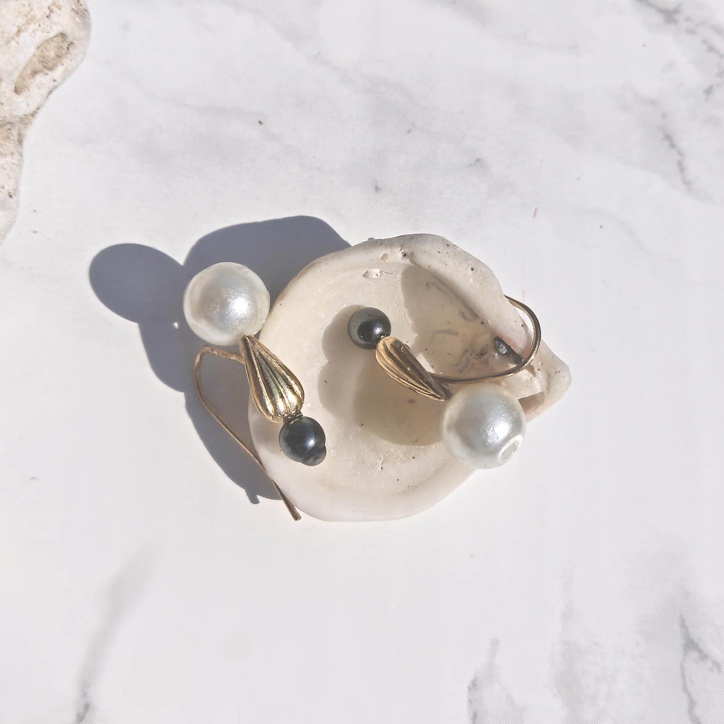 Camifolla Mini signature earrings black and white earrings with shell