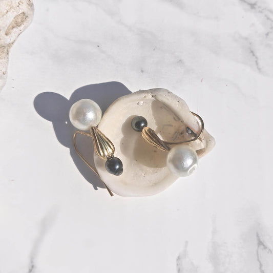 Camifolla Mini signature earrings black and white earrings with shell