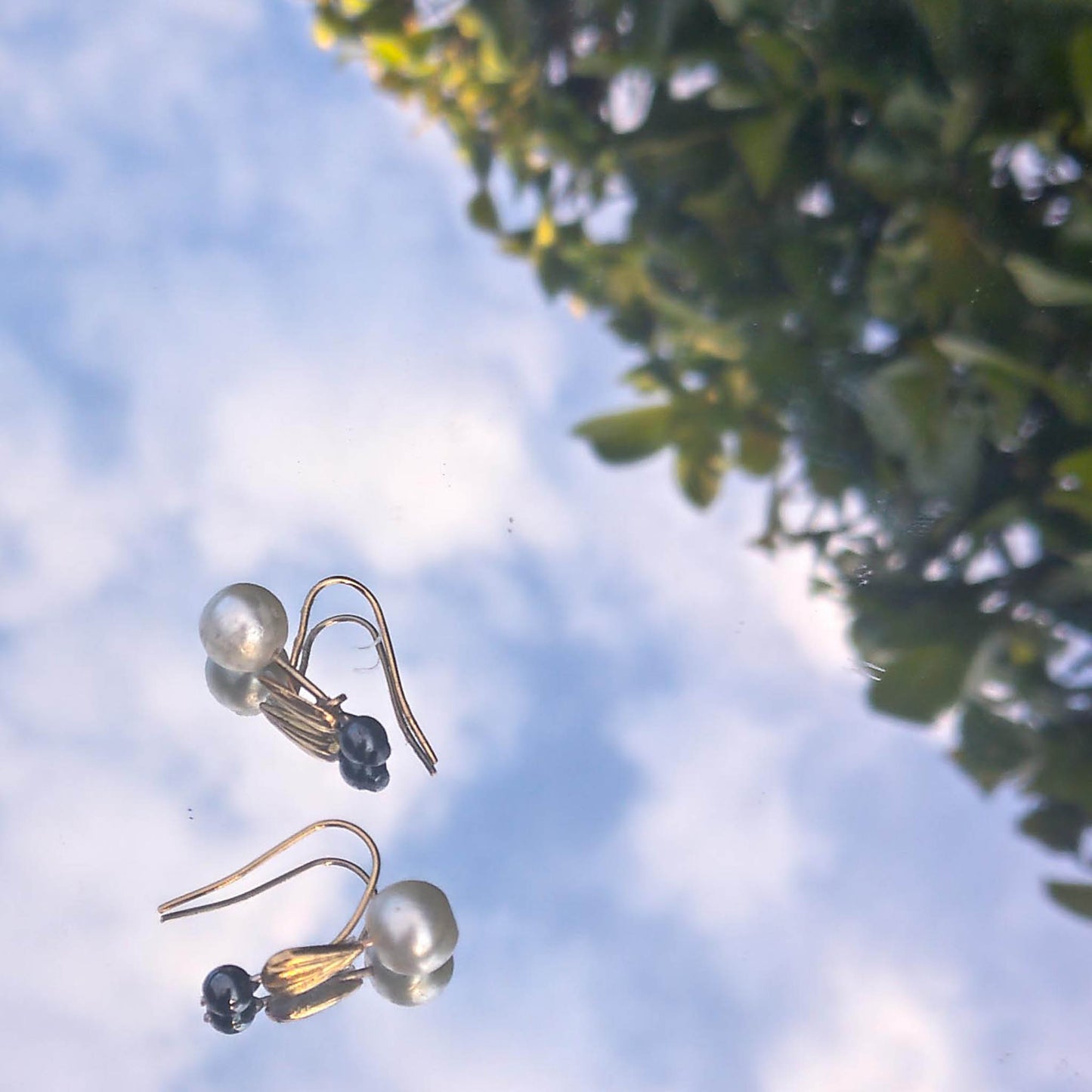 Camifolla Mini signature earrings black and white earrings with reflection