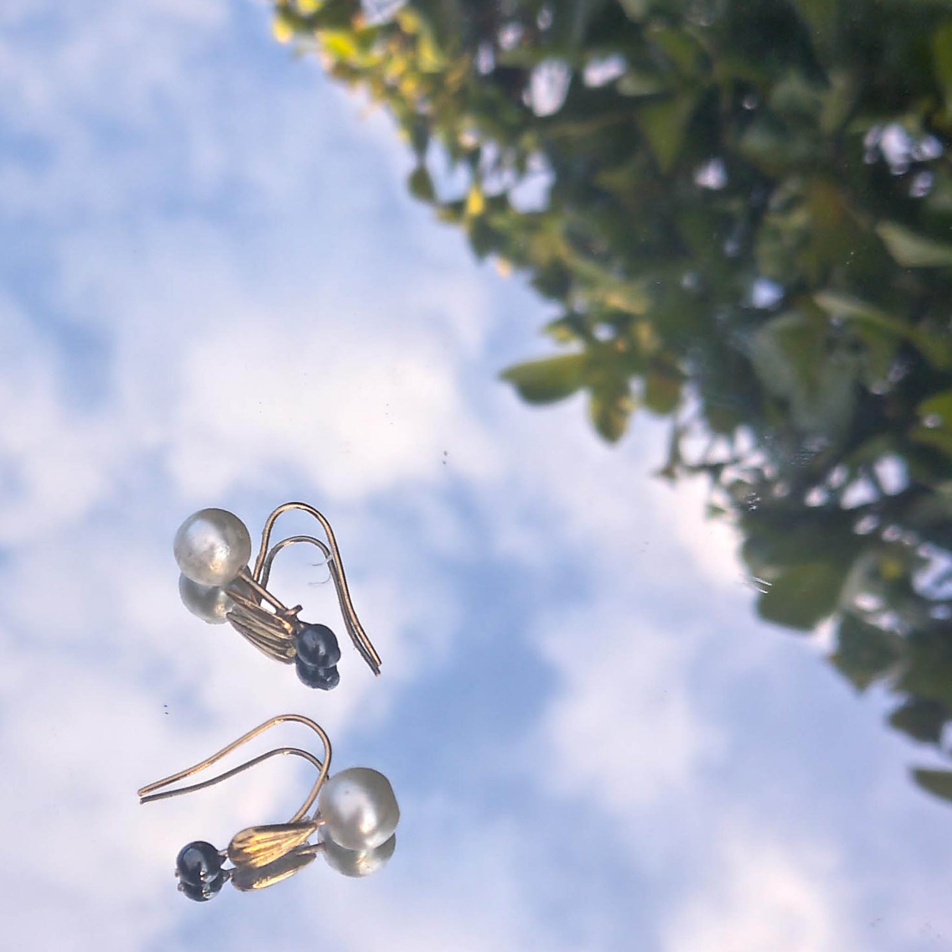 Camifolla Mini signature earrings black and white earrings with reflection