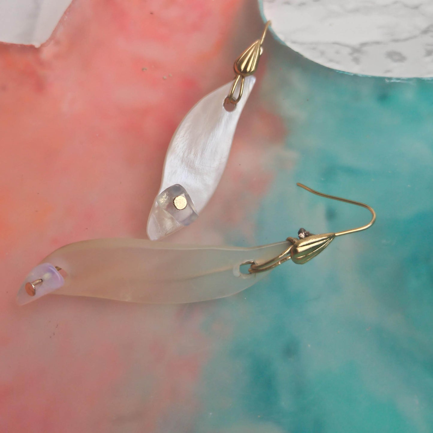 Mother of pearl earrings with opal detail 