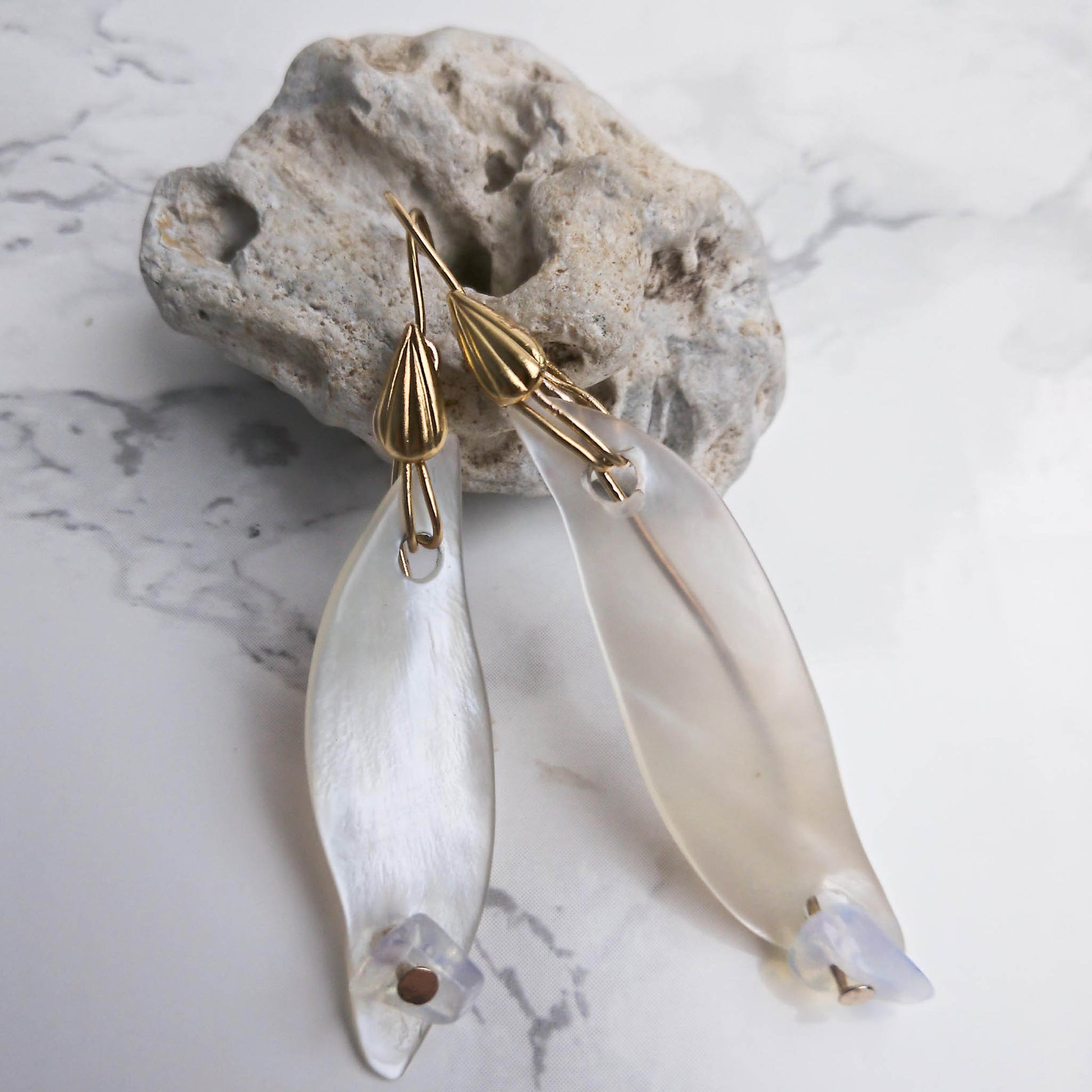 Mother of pearl wave earrings with gold (fashion metal)  and opal details
