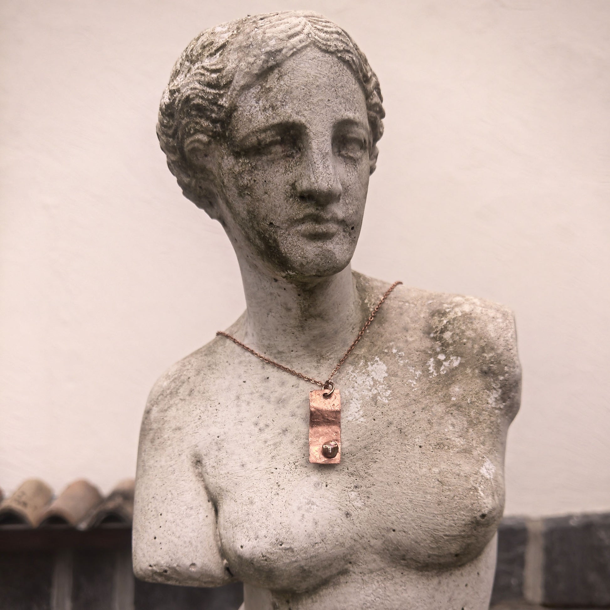 Copper necklace with greenish pearl detail  on Venus 