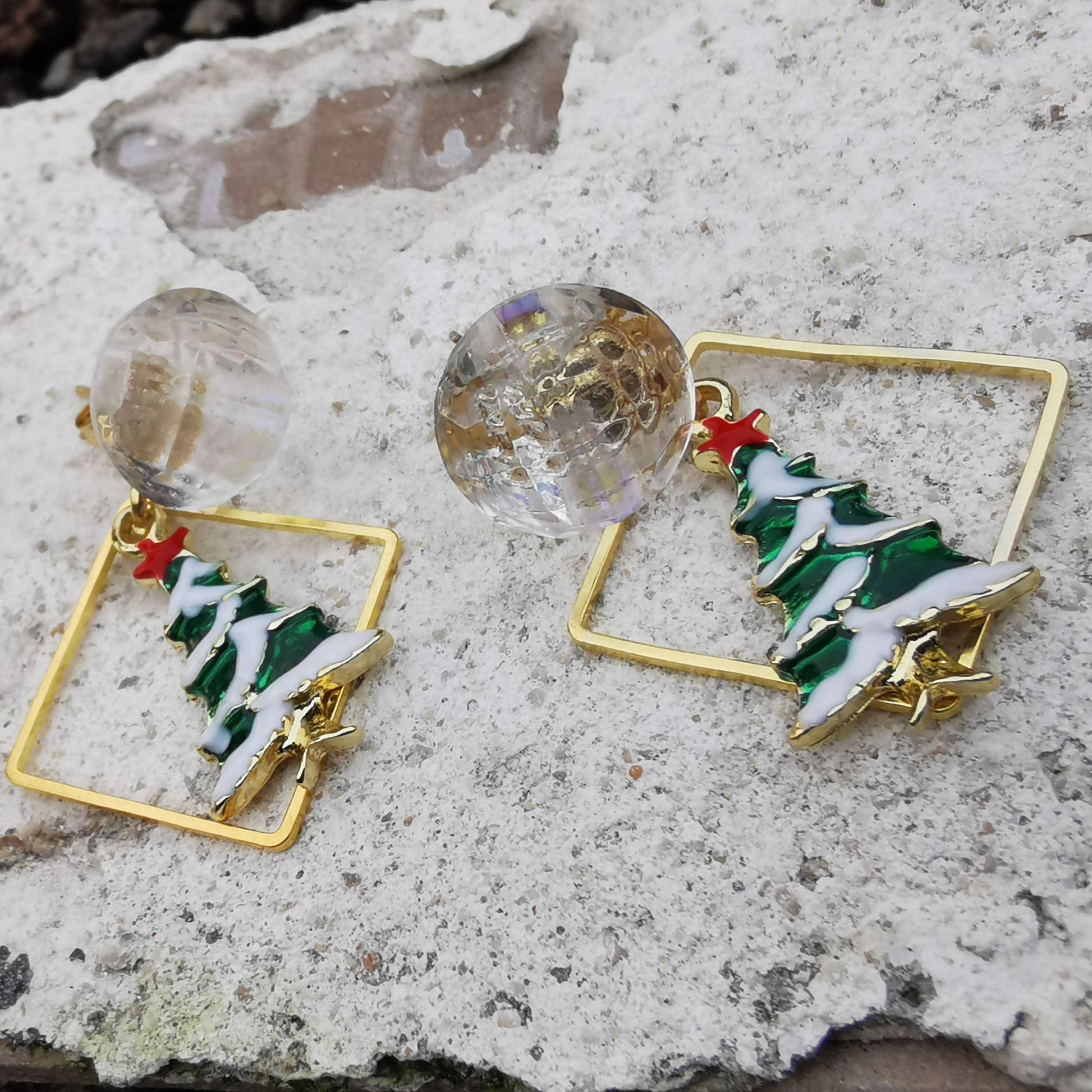 Sparkle snowglobe style stud with Christmas tree